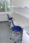 Пристенные лабораторные столы с рабочей поверхностью Laboratory grade вместе с лабораторными стульями Labster 3