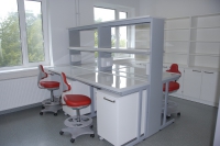 Лабораторный островной стол с рабочей поверхностью из полипропилена и лабораторные стулья Labster 3