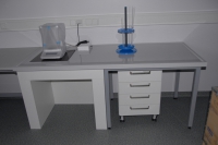 Низкий лабораторный рабочий стол с рабочей поверхностью из полипропилена и с интегрированным столом для весов