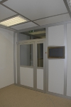 Дверь и монитор слежения чистого помещения.